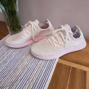 Adidas womens Sneaker size 6